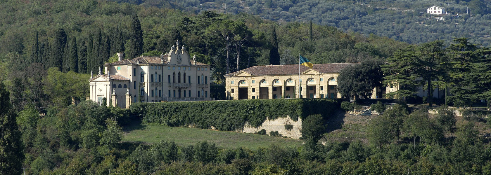 Vista paesaggistica della Villa di Montruglio nei colli Berici con la sua facciata, la Barchessa e la Cappella