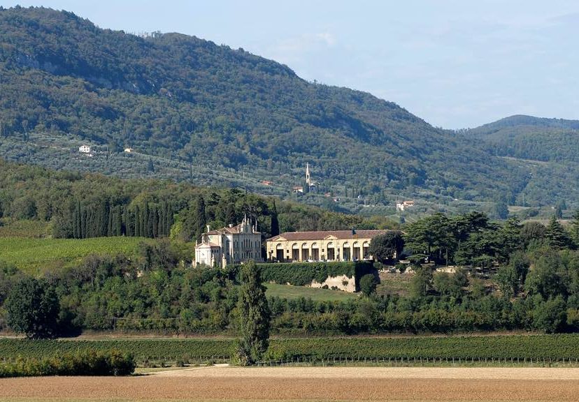 Vista paesaggistica della Villa di Montruglio nei colli Berici con la sua facciata, la Barchessa e la Cappella