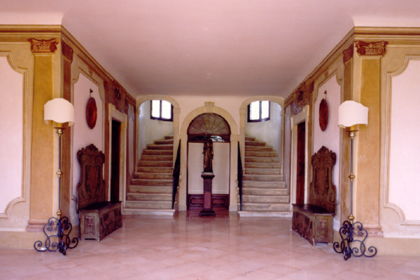 Ingresso interno della Villa di Montruglio, due scalinate speculari, due cassapanche, decorazioni rispettive.
